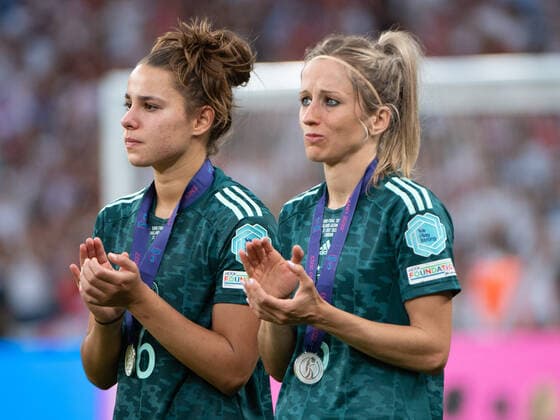 Lena Sophie Oberdorf 6 (Germany) und Kathrin Hendrich 3 (Germany) sehen traurig zu wie England den Europameisterschafts Pokal überreicht bekommt. Wembley Wembley Stadium London England