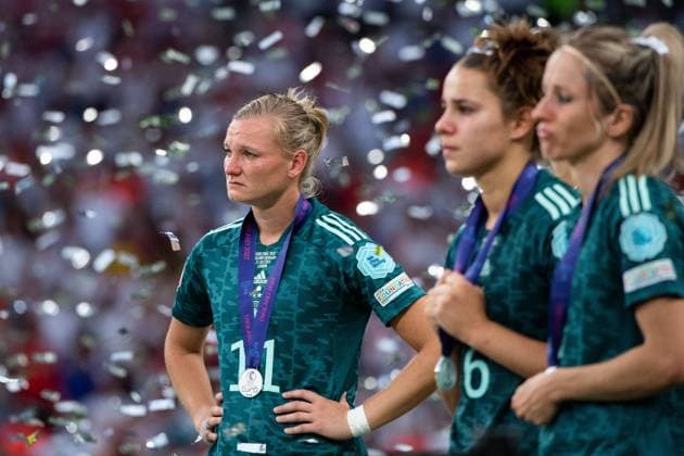 IMAGO Iconic Moments, Fußball - Frauen Sport Themen der Woche KW30 Sport Bilder des Tages Alexandra Popp (Deutschland 11) ist enttauescht ueber die Niederlage, GBR, England vs. Deutschland, Fussball UEFA Womens EURO 2022, 31.07.2022, Finale GBR, England vs. Deutschland, Fussball UEFA Womens EURO 2022, 31.07.2022, Finale London *** Alexandra Popp Germany 11 is disappointed with defeat, GBR, England vs Germany, Football UEFA Womens EURO 2022, 31 07 2022, Final GBR, England vs Germany, Football UEFA Womens EURO 2022, 31 07 2022, Final London Copyright: xEibner Memmlerx EP_MMR