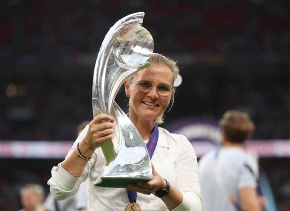 London, England, 31st July 2022. Sarina Wiegman manager of England with the European Championship, EM, Europameisterschaft trophy during the UEFA Women s European Championship 2022 match at Wembley Stadium, London. Picture credit should read: Paul Terry Sportimage EDITORIAL USE ONLY. No use with unauthorised audio, video, data, fixture lists, club league logos or live services. Online in-match use limited to 120 images, no video emulation. No use in betting, games or single club league player publications. SPI-1773-0135