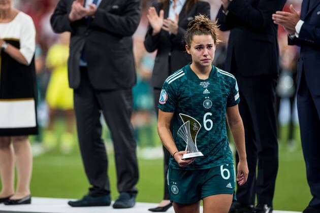 UEFA WOMEN’S EURO ENGLAND 2022: Finale England - Deutschland; 31.07.2022 Lena Oberdorf (Deutschland, 6) wird als beste Nachwuchsspielerin des Turniers ausgezeichnet UEFA WOMEN’S EURO ENGLAND 2022: Finale England - Deutschland; Wembley Stadium, London, 31.07.2022 Copyright: xBEAUTIFULxSPORTS Wunderlx