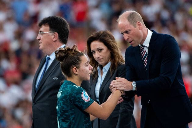 Sport Bilder des Tages Lena Oberdorf (Deutschland 6) erhaelt die Auszeichnung als beste junge Spielerin des Turniers von Prinz William, GBR, England vs. Deutschland, Fussball UEFA Womens EURO 2022, 31.07.2022, Finale GBR, England vs. Deutschland, Fussball UEFA Womens EURO 2022, 31.07.2022, Finale London Copyright: xEibner Memmlerx EP_MMR