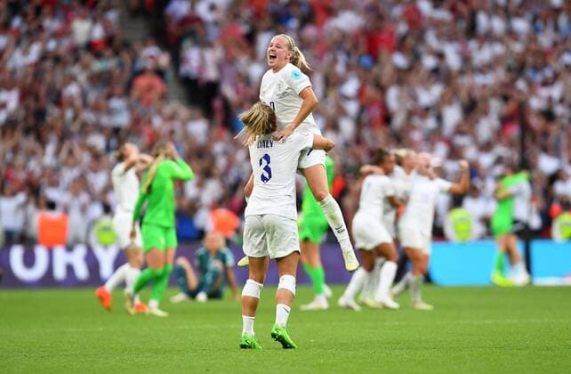 Mandatory Credit: Photo by Anna Gowthorpe Shutterstock (13055302bh) Rachel Daly and Beth Mead of England celebrate at full time England v Germany, Womens UEFA European Championship, EM, Europameisterschaft Final, Football, Wembley Stadium, London, UK - 31 Jul 2022 England v Germany, Womens UEFA European Championship, Final, Football, Wembley Stadium, London, UK - 31 Jul 2022 Copyright: xAnnaxGowthorpe Shutterstockx 13055302bh