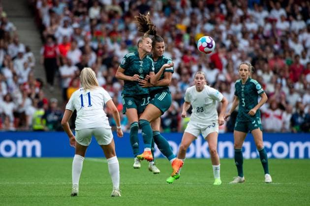 Giulia Gwinn (Deutschland 15), Lena Oberdorf (Deutschland 6) beim Kopfball, GBR, England vs. Deutschland, Fussball UEFA Womens EURO 2022, 31.07.2022, Finale GBR, England vs. Deutschland, Fussball UEFA Womens EURO 2022, 31.07.2022, Finale London Copyright: xEibner Memmlerx EP_MMR