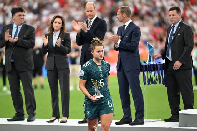 England Women vs Germany UEFA Women European Championship, EM, Europameisterschaft Final LONDON, UK. JULY 31st. Lena Oberdorf of Germany collects a trophy after the UEFA Women s European Championship match between England and Germany at Wembley Stadium, London on Sunday 31st July 2022. (Credit: Pat Scaasi MI News) London Greater London  Copyright: xMIxNewsx originalFilename:0163908783st.jpg