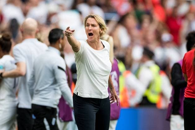Sport Bilder des Tages UEFA WOMEN’S EURO ENGLAND 2022: Finale England - Deutschland; 31.07.2022 Martina Voss-Tecklenburg (Trainerin Deutschland) gestikuliert UEFA WOMEN’S EURO ENGLAND 2022: Finale England - Deutschland; Wembley Stadium, London, 31.07.2022 Copyright: xBEAUTIFULxSPORTS Wunderlx