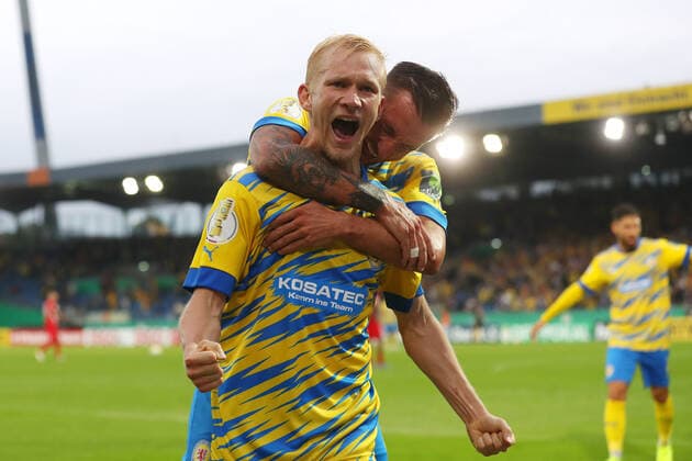 Sport Themen der Woche KW30 Sport Bilder des Tages Braunschweig vs. Hertha BSC, DFB Pokal, 1.Runde Braunschweig, 31.07.2022, FUßBALL - Eintracht Braunschweig vs. Hertha BSC Berlin, DFB Pokal 1. Runde, Saison 2022 23. Bild zeigt: Bryan Henning (Eintracht Braunschweig) jubelt mit Mannschaftskollegen nach seinem Tor zum 4:4 Braunschweig *** Braunschweig vs Hertha BSC, DFB Pokal, 1 round Braunschweig, 31 07 2022, FUßBALL Eintracht Braunschweig vs Hertha BSC Berlin, DFB Pokal 1 round, season 2022 23 picture shows Bryan Henning Eintracht Braunschweig cheers with teammates after his goal to 4 4 Braunschweig