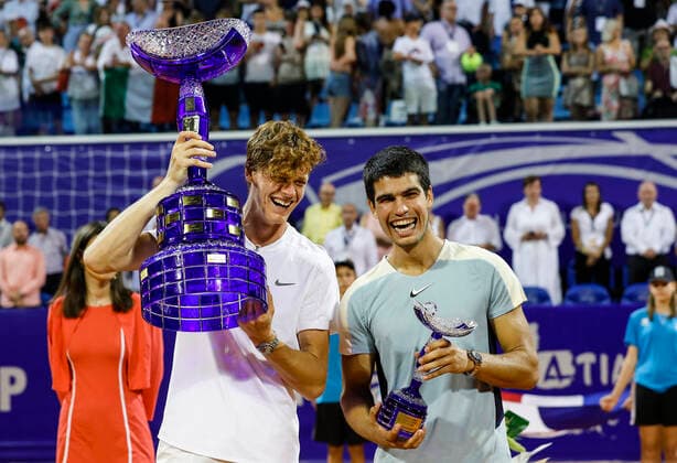 Sport Bilder des Tages PXL_Croatia Open - Day 8, Alcaraz v Sinner UMAG, CROATIA - JULY 31: Jannik Sinner of Italy and Carlos Alcaraz of Spain pose with the trophies after Men™s Single final match on Day 8 of the 2022 Croatia Open Umag at Goran Ivanisevic ATP, Tennis Herren Stadium on July 31, 2022 in Umag, Croatia. JuricaxGaloic PIXSELL