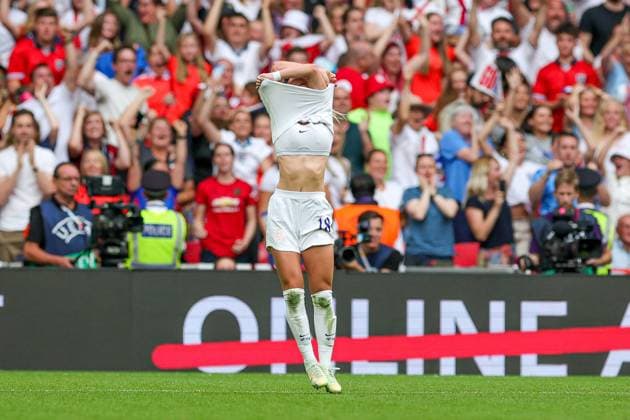 England Women v Germany UEFA WOMEN?S EURO 2022 31 07 2022. Cup Final Goal 2-1 Chloe Kelly of England Women scores a goal and celebrates during the UEFA WOMEN?S EURO 2022 match between England Women and Germany at Wembley Stadium, London, England on 31 July 2022. Editorial use only , Copyright: xNigelxKeenex PSI-15610-0128