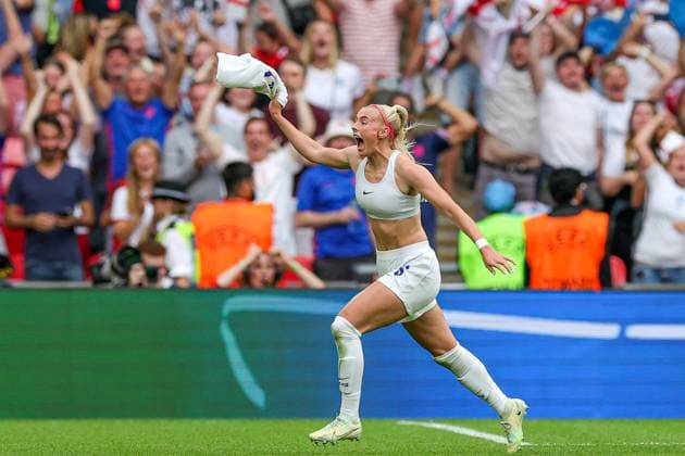 Sport Bilder des Tages England Women v Germany UEFA WOMEN?S EURO 2022 31 07 2022. Cup Final Goal 2-1 Chloe Kelly of England Women scores a goal and celebrates during the UEFA WOMEN?S EURO 2022 match between England Women and Germany at Wembley Stadium, London, England on 31 July 2022. Editorial use only , Copyright: xNigelxKeenex PSI-15610-0137