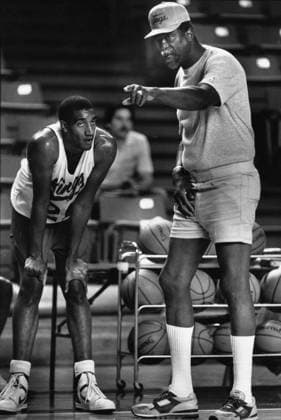 BILL RUSSELL (February 12, 1934 - July 31, 2022) was an American professional basketball player who played as a center for the Boston Celtics of the National Basketball Association NBA, Basketball Herren, USA from 1956 to 1969. A five-time NBA Most Valuable Player and a 12-time NBA All-Star, he was the centerpiece of the Celtics dynasty that won 11 NBA championships during his 13-year career. FILE PHOTO: October 5, 1987, Sacramento, California, USA: BILL RUSSELL, the new Sacramento Kings Head Coach, delivers some advice to first year pro Harold Pressley during the scrimmage session of the Kings early season mini-camp. Bill Russell 1934-2022 Basketball Great  - ZUMAs76_ 20080927_mda_s76_019 Copyright: xJayxMatherx