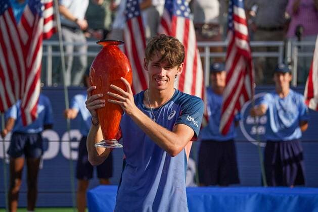 Sport Themen der Woche KW30 Sport Bilder des Tages July 31, 2022, Atlanta, Georgia, USA: Australian Alex de Minaur has taken out the Atlanta Open after beating American Jenson Brooksby in the final 6-3 6-3 on Sunday raising the trophy into the air Atlanta USA - ZUMAc170 20220731_znp_c170_006 Copyright: xAndrewxClarkx