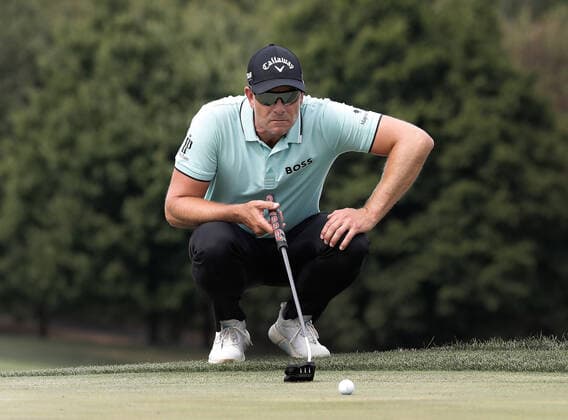 Sport Themen der Woche KW30 Sport Bilder des Tages Henrik Stenson lines up his putt on the 9th hole at the LIV Golf Bedminster invitational, part of the new LIV Golf Invitational Series, at the Trump National Golf Club on Sunday, July, 31 2022 in Bedminster, New Jersey.  NYP202207311056 PETERxFOLEY