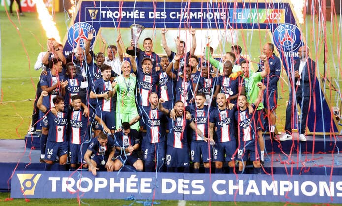 Bilder des Jahres 2022, Sport 07 Juli Sport Themen der Woche KW30 Sport Bilder des Tages (220801) -- TEL AVIV, Aug. 1, 2022 -- Paris Saint-Germain players celebrate during the awarding ceremony after winning the French Champions Trophy (Trophee des Champions) football match between Paris Saint-Germain and FC Nantes at the Bloomfield Stadium in Tel Aviv, Israel, on July 31, 2022. (Alain Schieber via Xinhua) (SP)ISRAEL-TEL AVIV-TROPHEE DES CHAMPIONS JINI 