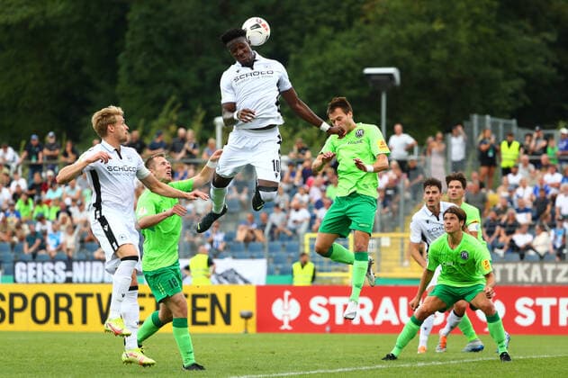 Sport Themen der Woche KW30 Sport Bilder des Tages Bryan Lasme (Bielefeld) kommt beim Kopfball an den Ball FV Engers vs DSC Arminia Bielefeld, Fussball, DFB-Pokal, 31.07.2022 DFB regulations prohibit any use of photographs as image sequences and or quasi-video. FV Engers vs DSC Arminia Bielefeld, Fussball, DFB-Pokal, 31.07.2022 Koblenz *** Bryan Lasme Bielefeld gets on the ball for a header FV Engers vs DSC Arminia Bielefeld, Football, DFB Pokal, 31 07 2022 DFB regulations prohibit any use of photographs as image sequences and or quasi video FV Engers vs DSC Arminia Bielefeld, Football, DFB Pokal, 31 07 2022 Koblenz Copyright: xEibner-Pressefotox EP_RWS