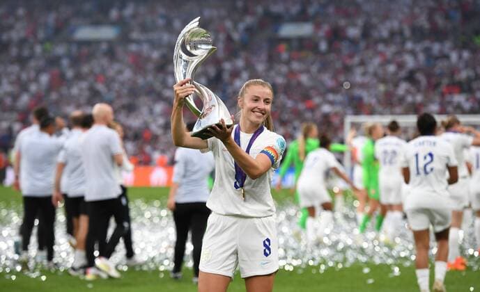 Bilder des Jahres 2022, Sport 07 Juli Sport Themen der Woche KW30 Sport Bilder des Tages Mandatory Credit: Photo by Anna Gowthorpe Shutterstock (13055302db) Leah Williamson of England celebrates with the trophy England v Germany, Womens UEFA European Championship, EM, Europameisterschaft Final, Football, Wembley Stadium, London, UK - 31 Jul 2022 England v Germany, Womens UEFA European Championship, Final, Football, Wembley Stadium, London, UK - 31 Jul 2022  Copyright: xAnnaxGowthorpe Shutterstockx 13055302db