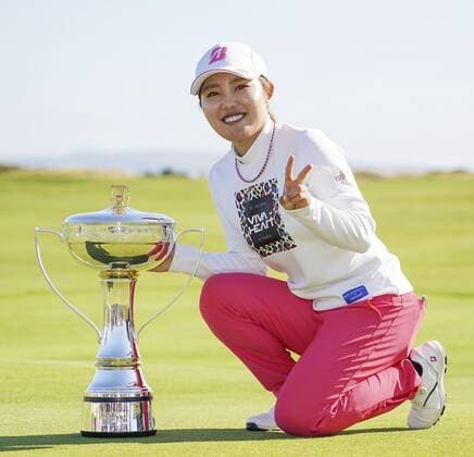 Sport Themen der Woche KW30 Sport Bilder des Tages Golf: Women s Scottish Open Ayaka Furue of Japan poses for photos with her trophy after winning the Women s Scottish Open golf tournament on July 31, 2022, at Dundonald Links in Ayrshire, Scotland.  A14AA0001321945P 