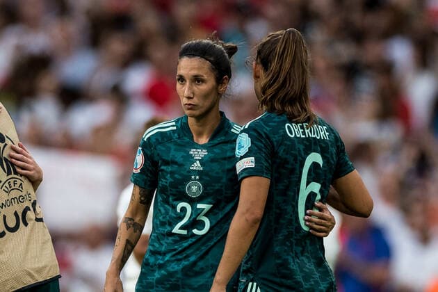 UEFA WOMEN’S EURO ENGLAND 2022: Finale England - Deutschland; 31.07.2022 Sara Doorsoun-Khajeh (Deutschland, 23) umarmt Lena Oberdorf (Deutschland, 6) UEFA WOMEN’S EURO ENGLAND 2022: Finale England - Deutschland; Wembley Stadium, London, 31.07.2022 Copyright: xBEAUTIFULxSPORTS Wunderlx