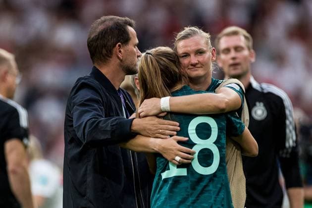 UEFA WOMEN’S EURO ENGLAND 2022: Finale England - Deutschland; 31.07.2022 Alexandra Popp (Deutschland, 11) umarmt Tabea Wassmuth (Deutschland, 18) UEFA WOMEN’S EURO ENGLAND 2022: Finale England - Deutschland; Wembley Stadium, London, 31.07.2022 Copyright: xBEAUTIFULxSPORTS Wunderlx