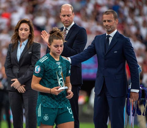 Lena Sophie Oberdorf 6 (Germany) bekommt nach dem verlorenen EM Finale gegen England von UEFA Präsident Aleksander Ceferin den Pokal zur besten Jungspielerin des Turniers überreich. Im Hintergurnd sind Nadine Keßler und Prinz William, Wembley Wembley Stadium London England