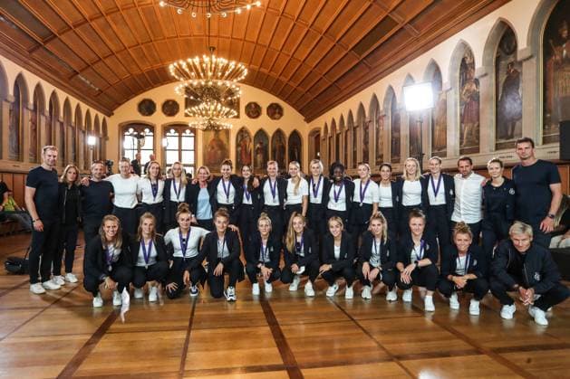 Bilder des Jahres 2022, Sport 08 August Sport Themen der Woche KW31 Fussball, UEFA Womans Euro 2022 Empfang der DFB Frauen in Frankfurt am Main 01.08.2022, Römer (Rathaus) Frankfurt Gemeinsames Foto im Rathaus Merle Frohms (Deutschland, 1) Sophia Kleinherne (Deutschland, 2) Kathrin Hendrich (Deutschland, 3) Lena Lattwein (Deutschland, 4) Marina Hegering (Deutschland, 5) Lena Oberdorf (Deutschland, 6) Lea Schueller (Deutschland, 7) Sydney Lohmann (Deutschland, 8) Svenja Huth (Deutschland, 9) Laura Freigang (Deutschland, 10) Alexandra Popp (Deutschland, 11) Almuth Schult (Deutschland, 12) Sara Daebritz (Deutschland, 13) Nicole Anyomi (Deutschland, 14) Giulia Gwinn (Deutschland, 15) Linda Dallmann (Deutschland, 16) Felicitas Rauch (Deutschland, 17) Tabea Wassmuth (Deutschland, 18) Klara Buehl (Deutschland, 19) Lina Magull (Deutschland, 20) Ann-Kathrin Berger (Deutschland, 21) Jule Brand (Deutschland, 22) Sara Doorsoun-Khajeh (Deutschland, 23) Martina Voss-Tecklenburg (Trainerin Deutschland) Foto: Herbertz Nico Herbertz Frankfurt Römer Hessen Deutschland *** Sports, Football, UEFA Womans Euro 2022 Reception of the DFB Women in Frankfurt am Main 01 08 2022, Römer City Hall Frankfurt Joint photo in the City Hall Merle Frohms Germany, 1 Sophia Kleinherne Germany, 2 Kathrin Hendrich Germany, 3 Lena Lattwein Germany, 4 Marina Hegering Germany, 5 Lena Oberdorf Germany, 6 Lea Schueller Germany, 7 Sydney Lohmann Germany, 8 Svenja Huth Germany, 9 Laura Freigang Germany, 10 Alexandra Popp Germany, 11 Almuth Schult Germany, 12 Sara Daebritz Germany, 13 Nicole Anyomi Germany, 14 Giulia Gwinn Germany, 15 Linda Dallmann Germany, 16 Felicitas Rauch Germany, 17 Tabea Wassmuth Germany, 18 Klara Buehl Germany, 19 Lina Magull Germany, 20 Ann Kathrin Berger Germany, 21 Jule Brand Germany, 22 Sara Doorsoun Khajeh Germany, 23 Martina Voss Tecklenburg Trainer Germany Photo Herbertz Nico Herbertz Frankfurt Römer Hessen Germany