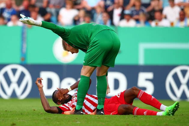 Sport Themen der Woche KW31 01.08.2022, xtgx, Fussball DFB Pokal 1. Runde, Chemnitzer FC - 1. FC Union Berlin emspor, v.l. Jordan Siebatcheu (Union Berlin, 45) verletzt, Verletzung (DFL DFB REGULATIONS PROHIBIT ANY USE OF PHOTOGRAPHS as IMAGE SEQUENCES and or QUASI-VIDEO) Chemnitz *** 01 08 2022, xtgx, football DFB Pokal 1 round, Chemnitzer FC 1 FC Union Berlin emspor, v l Jordan Siebatcheu Union Berlin, 45 injured, injury DFL DFB REGULATES PROHIBIT ANY USE OF PHOTOGRAPHS as IMAGE SEQUENCES and or QUASI VIDEO Chemnitz