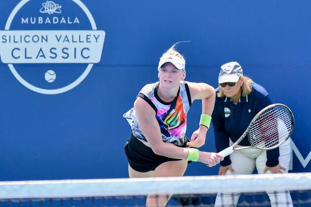 SAN JOSE, CA - AUGUST 01: Ashlyn Krueger, USA, follows through on a serve at the MUBADALA Silicon Valley Classic on Monday, August 1, 2022 at the San Jose State Tennis Center in San Jose, California. (Photo by Douglas Stringer Icon Sportswire) TENNIS: AUG 01 Silicon Valley Classic Icon220801009