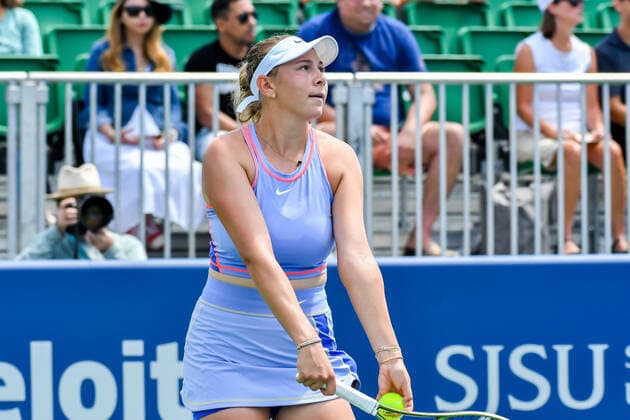 SAN JOSE, CA - AUGUST 01: Amanda Anisimova, USA, gets set to serve against Ashlyn Krueger, USA, at the MUBADALA Silicon Valley Classic on Monday, August 1, 2022 at the San Jose State Tennis Center in San Jose, California. (Photo by Douglas Stringer Icon Sportswire) TENNIS: AUG 01 Silicon Valley Classic Icon220801017