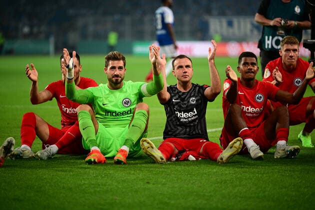 Sport Themen der Woche KW31 Sport Bilder des Tages Frankfurter Manschaft feiert mit den Fans, 1. FC Magdeburg vs. Eintracht Frankfurt, DFB-Pokal, Fussball, 1 Runde, 01.08.2022 DFB regulations prohibit any use of photographs as image sequences and or quasi-video *** Frankfurter Manschaft celebrates with the fans, 1 FC Magdeburg vs Eintracht Frankfurt, DFB Pokal, football, 1 round, 01 08 2022 DFB regulations prohibit any use of photographs as image sequences and or quasi video Copyright: xkolbert-press MarcxNiemeyerx