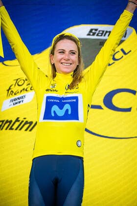 VAN VLEUTEN Annemiek: Tour de France Femmes 2022 8. Stage VAN VLEUTEN Annemiek ( NED ) MOVISTAR TEAM WOMEN ( MOV ) - ESP Leader Jersey - Award Ceremony Medal Ceremony Podium - Hochformat hoch vertikal Portrait - Event Veranstaltung: Tour de France Femmes avec Zwift 8. Stage - Category Kategorie: Cycling - Road cycling, Rad, Radsport, Strasse - Cycling Tour - Elite Women - 2.WWT - Location Ort: Europe France - Start: Lure - Finish - La Super Plance Des Belles Filles - Discipline: Road Race ( RR ) - Cycling Tour - Distance: 123,3 km - Date Datum: 31.07.2022 Sunday -