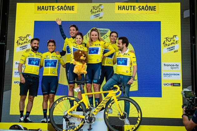 MOVISTAR TEAM WOMEN: Tour de France Femmes 2022 8. Stage VAN VLEUTEN Annemiek ( NED ) SIERRA CANADILLA Arlenis ( CUB ) - PATINO BEDOYA Paula Andrea ( COL ) - GUTIERREZ Sheyla ( ESP ) - BIANNIC Aude ( FRA ) - MOVISTAR TEAM WOMEN ( MOV ) - ESP Leader Jersey Team - Award Ceremony Medal Ceremony Podium - Querformat - quer - horizontal - Landscape - Event Veranstaltung: Tour de France Femmes avec Zwift 8. Stage - Category Kategorie: Cycling - Road cycling, Rad, Radsport, Strasse - Cycling Tour - Elite Women - 2.WWT - Location Ort: Europe France - Start: Lure - Finish - La Super Plance Des Belles Filles - Discipline: Road Race ( RR ) - Cycling Tour - Distance: 123,3 km - Date Datum: 31.07.2022 Sunday -