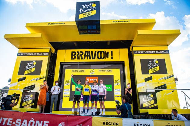 VOS Marianne, VAN VLEUTEN Annemiek, VAN ANROOIJ Shirin, VOLLERING Demi: Tour de France Femmes 2022 8. Stage VOS Marianne ( NED ) TEAM JUMBO-VISMA ( JVW ) - NED Points Classement - Best Sprinter - - VAN VLEUTEN Annemiek ( NED ) MOVISTAR TEAM WOMEN ( MOV ) - ESP Leader Jersey - Award - VAN ANROOIJ Shirin ( NED ) TREK - SEGAFREDO ( TFS ) - USA Best Youngest Rider - - VOLLERING Demi ( NED ) TEAM SD WORX ( SDW ) - NED Mountain Jersey - Best Climber All Leader Jersseys - Award Ceremony Medal Ceremony Podium - Querformat - quer - horizontal - Landscape - Event Veranstaltung: Tour de France Femmes avec Zwift 8. Stage - Category Kategorie: Cycling - Road cycling, Rad, Radsport, Strasse - Cycling Tour - Elite Women - 2.WWT - Location Ort: Europe France - Start: Lure - Finish - La Super Plance Des Belles Filles - Discipline: Road Race ( RR ) - Cycling Tour - Distance: 123,3 km - Date Datum: 31.07.2022 Sunday -