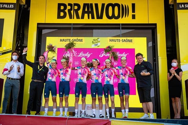 CANYON SRAM RACING: Tour de France Femmes 2022 8. Stage CHABBEY Elise ( SUI ) - NIEWIADOMA Katarzyna ( POL ) - AMIALIUSIK Alena ( BLR ) - PALADIN Soraya (ITA ) - CROMWELL Tiffany ( AUS ) - ROOIJAKKERS Pauliena ( NED ) - LAUKE Ronny ( GER ) - Director - Team Manager CANYON SRAM RACING ( CSR ) - GER Best Team - Award Ceremony Medal Ceremony Podium - Querformat - quer - horizontal - Landscape - Event Veranstaltung: Tour de France Femmes avec Zwift 8. Stage - Category Kategorie: Cycling - Road cycling, Rad, Radsport, Strasse - Cycling Tour - Elite Women - 2.WWT - Location Ort: Europe France - Start: Lure - Finish - La Super Plance Des Belles Filles - Discipline: Road Race ( RR ) - Cycling Tour - Distance: 123,3 km - Date Datum: 31.07.2022 Sunday -
