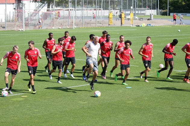 Sport Themen der Woche KW31 Sport Bilder des Tages 02.08.2022, Deutschland, Stuttgart, Fußball Bundesliga, VfB Stuttgart Training, vorne Co-Trainer Oliver Bartlett *** 02 08 2022, Germany, Stuttgart, soccer Bundesliga, VfB Stuttgart training, front co coach Oliver Bartlett