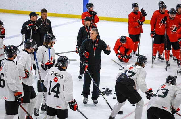 August 2, 2022, Calgary, AB, CANADA: CanadaöÄÃ s National Junior Team head coach Dave Cameron gives instructions during a training camp practice in Calgary, Tuesday, Aug. 2, 2022. Dave Cameron  - ZUMAc35_ 20220802_zaf_c35_020 Copyright: xJeffxMcintoshx