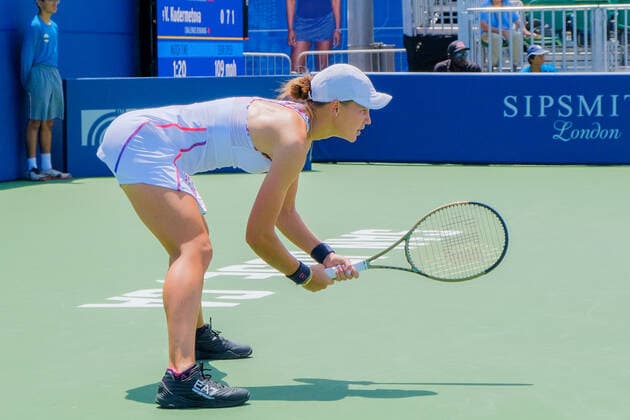 SAN JOSE, CA - AUGUST 02: Veronika Kudermetova (RUS) gets set for a serve from Camila Giorgi (ITA) in the Mubadala Silicon Valley Classic on Tuesday, August 2, 2022 at the Tennis Complex at San Jose State University in San Jose, California. (Photo by Douglas Stringer Icon Sportswire) TENNIS: AUG 02 Silicon Valley Classic Icon220802050