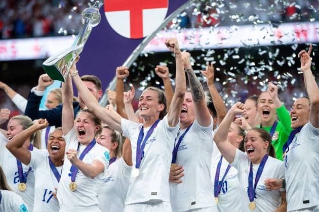 Ellen White (England 9), Jill Scott (England 16) und Team jubeln ueber den Sieg und EM-Titel, GBR, England vs. Deutschland, Fussball UEFA Womens EURO 2022, 31.07.2022, Finale GBR, England vs. Deutschland, Fussball UEFA Womens EURO 2022, 31.07.2022, Finale London Copyright: xEibner Memmlerx EP_MMR