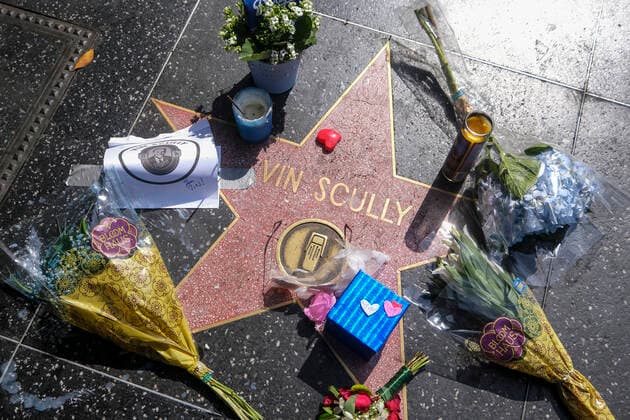 Sport Themen der Woche KW31 Sport Bilder des Tages August 3, 2022, Los Angeles, California, USA: Flowers, candlelights and messages are displayed at the star of broadcaster Vin Scully on the Hollywood Walk of Fame in Los Angeles on Wednesday. Scully, whose dulcet tones provided the soundtrack of summer while entertaining and informing Dodgers fans in Brooklyn and Los Angeles for 67 years, died Tuesday night, the team said. He was 94. Los Angeles USA - ZUMAc68_ 20220803_zaf_c68_004 Copyright: xRingoxChiux