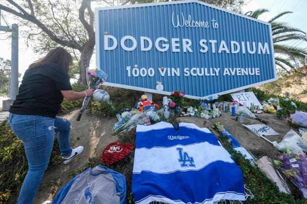 Bilder des Jahres 2022, Sport 08 August Sport Themen der Woche KW31 Sport Bilder des Tages August 3, 2022, Los Angeles, California, USA: A baseball fan puts flowers at a memorial to honor of broadcaster Vin Scully at Dodger Stadium in Los Angeles on Wednesday. Scully, whose dulcet tones provided the soundtrack of summer while entertaining and informing Dodgers fans in Brooklyn and Los Angeles for 67 years, died Tuesday night, the team said. He was 94. Los Angeles USA - ZUMAc68_ 20220803_zaf_c68_007 Copyright: xRingoxChiux