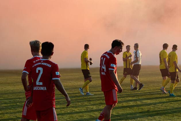 Sport Bilder des Tages Regionalliga Bayern DJK Vilzing - FC Bayern Muenchen II 03.08.2022 Schlechte Sicht in Cham - Die Fans der Bayern haben Pyrotechnik gezuendet Copyright: xBEAUTIFULxSPORTS Goldbergx
