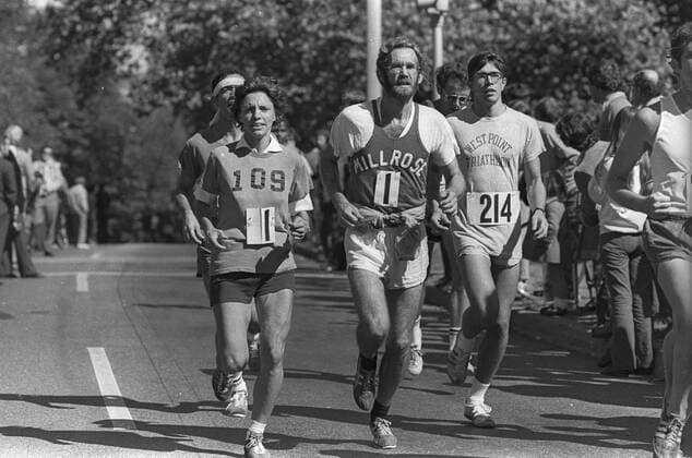 Nina Kuscsik (L) competing in the 1972 New York City Marathon in Central Park. Noxthirdxpartyxsales  (194985820)