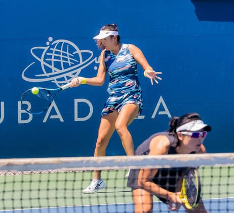 (220804) -- SAN JOSE, Aug. 4, 2022 -- Xu Yifan Yang Zhaoxuan (L) of China compete during the women s doubles round of 16 match against Nadiia Kichenok of Ukraine Tereza Mihalikova of Slovakia at the 2022 Mubadala Silicon Valley Classic in San Jose, California, the United States, Aug. 3, 2022. (Photo by Xinhua) (SP)U.S.-SAN JOSE-TENNIS WTA, Tennis Damen 500 ArthurxDong 