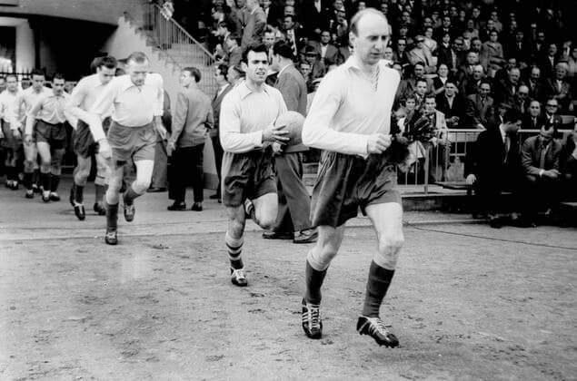 Borussia Dortmund - Spora Luxemburg 7:0 16.09.1956 Die Mannschaft von Spora Luxemburg läuft ins Stadion Rote Erde ein. *** Borussia Dortmund Spora Luxembourg 7 0 16 09 1956 Spora Luxembourg team enters Rote Erde stadium HM