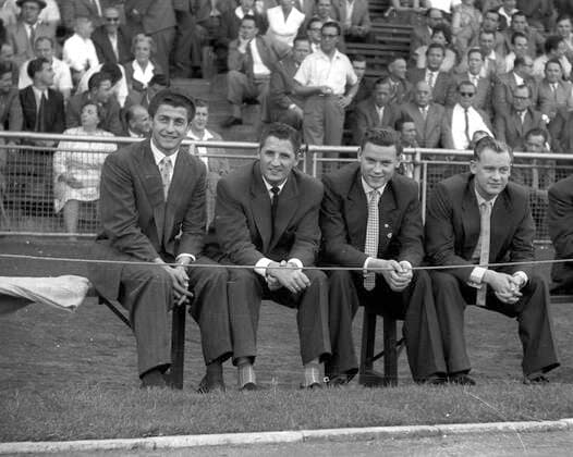 Fortuna Düsseldorf - Meidericher SV 4:1 23.09.1956 v.l. : Gerd Harpers und Jupp Derwall in Zivil auf der Bank Editorial use only ! nur fuer journalistische Zwecke ! *** Fortuna Düsseldorf Meidericher SV 4 1 23 09 1956 v l Gerd Harpers and Jupp Derwall in civilian clothes on the bench Editorial use only for journalistic purposes HM