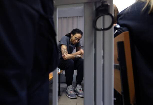 Sport Bilder des Tages Russia US Basketball Player Trial 8248357 04.08.2022 US basketball star Brittney Griner is seen inside a defendants cage as she attends a court hearing on her case in Khimki, outside Moscow, Russia. Brittney Griner, a two-time Olympic gold medalist in basketball, was detained at a Moscow airport in February after a police dog alerted officers to a vape cartridge containing cannabis extracts in her luggage. Sputnik Khimki Moscow region Russia  Copyright: xx