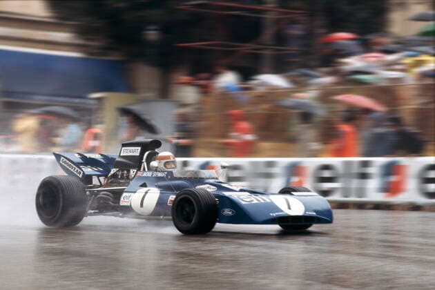 Jackie Stewart steuert einen Trrell-Ford im Regenrennen von Monaco 1972 auf den vierten Platzim Regen kamen 6 Fahrer nicht ins Ziel nur einer davon fiel mit technischem Defekt aus die anderen mußten nach einem Fahrfehler aufgeben auch dem Schotten Jsckie Stewart passierte ein Dreher aber immerhin kam er auf Platz 4 ins Ziel Sieger des Rennens wurde J.P.Beltoise nachdem er beim Start den ersten Platz erobert hatte und im Rennen immer freie Sicht haben konnte *** Jackie Stewart steers a Trrell Ford in the rain race of Monaco 1972 on the fourth place in the rain 6 drivers did not come to the finish only one of it fell out with technical defect the others had to give up after a driving mistake also the Scot Jsckie Stewart happened a spin but nevertheless he came on place 4 in the finish became winner of the race J P Beltoise after he had conquered the first place with the start and could have always free view in the race