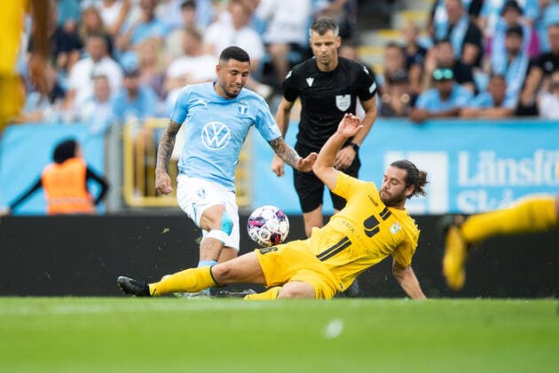 220804 Sergio Pena of Malmö FF and Charles Morren of Diddeleng during the UEFA Europa League qualification match between Malmö FF and Diddeleng on August 4, 2022 in Malmö. Photo: Mathilda Ahlberg BILDBYRAN COP 240 MA0288 fotboll football soccer fotball uefa europa league kval qualifying round qualification malmö ff diddeleng bbeng dudelange Copyright: MATHILDAxAHLBERG BB220804BB179
