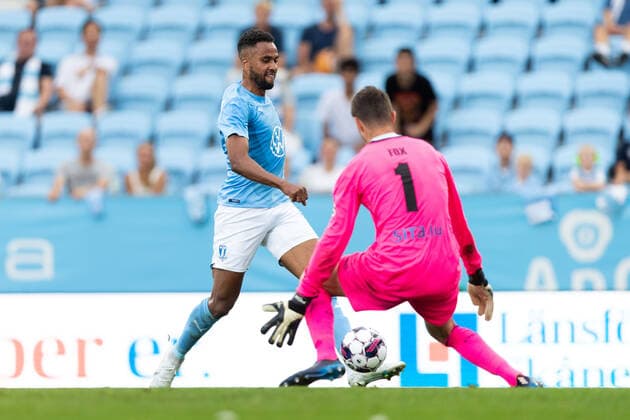 Fußball, EL-Quali, Malmö FF - F91 Dudelange 220804 Isaac Kiese Thelin of Malmö FF and goalkeeper Lucas Fox of Diddeleng during the UEFA Europa League qualification match between Malmö FF and Diddeleng on August 4, 2022 in Malmö. Photo: Mathilda Ahlberg BILDBYRAN COP 240 MA0288 fotboll football soccer fotball uefa europa league kval qualifying round qualification malmö ff diddeleng bbeng dudelange Copyright: MATHILDAxAHLBERG BB220804BB198