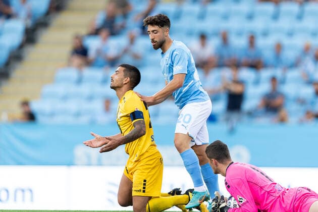 220804 Moustafa Zeidan of Malmö FF and Mehdi Kirch of Diddeleng during the UEFA Europa League qualification match between Malmö FF and Diddeleng on August 4, 2022 in Malmö. Photo: Mathilda Ahlberg BILDBYRAN COP 240 MA0288 fotboll football soccer fotball uefa europa league kval qualifying round qualification malmö ff diddeleng bbeng dudelange Copyright: MATHILDAxAHLBERG BB220804BB205
