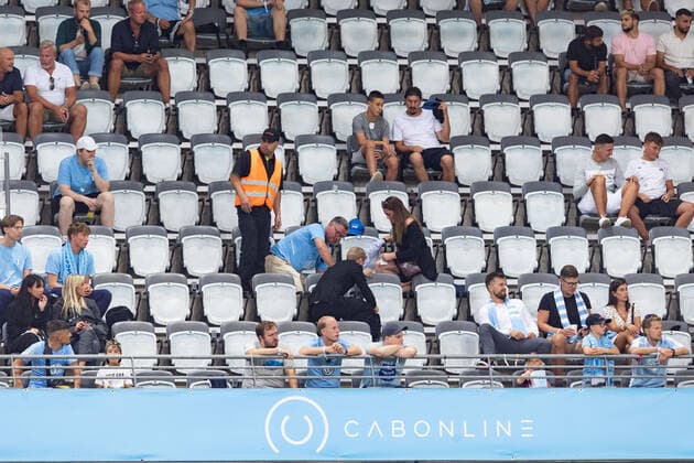 Fußball, EL-Quali, Malmö FF - F91 Dudelange 220804 Spectator in the stands receives medical assistance during the UEFA Europa League qualification match between Malmö FF and Diddeleng on August 4, 2022 in Malmö. Photo: Mathilda Ahlberg BILDBYRAN COP 240 MA0288 fotboll football soccer fotball uefa europa league kval qualifying round qualification malmö ff diddeleng bbeng dudelange publik Copyright: MATHILDAxAHLBERG BB220804BB233