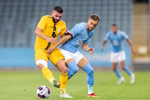 220804 Eliot Gashi of Diddeleng and Veljko Birmancevic of Malmö FF during the UEFA Europa League qualification match between Malmö FF and Diddeleng on August 4, 2022 in Malmö. Photo: Mathilda Ahlberg BILDBYRAN COP 240 MA0288 fotboll football soccer fotball uefa europa league kval qualifying round qualification malmö ff diddeleng bbeng dudelange Copyright: MATHILDAxAHLBERG BB220804BB241
